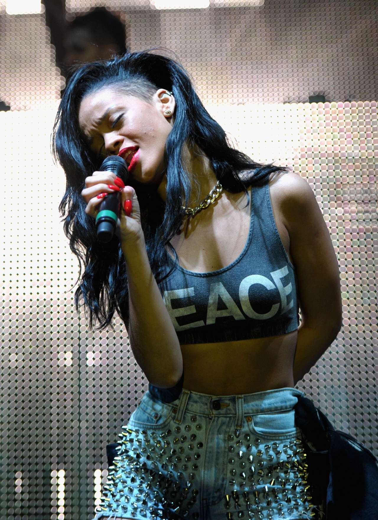 Rihanna photos - Performing at 2012 Coachella Festival